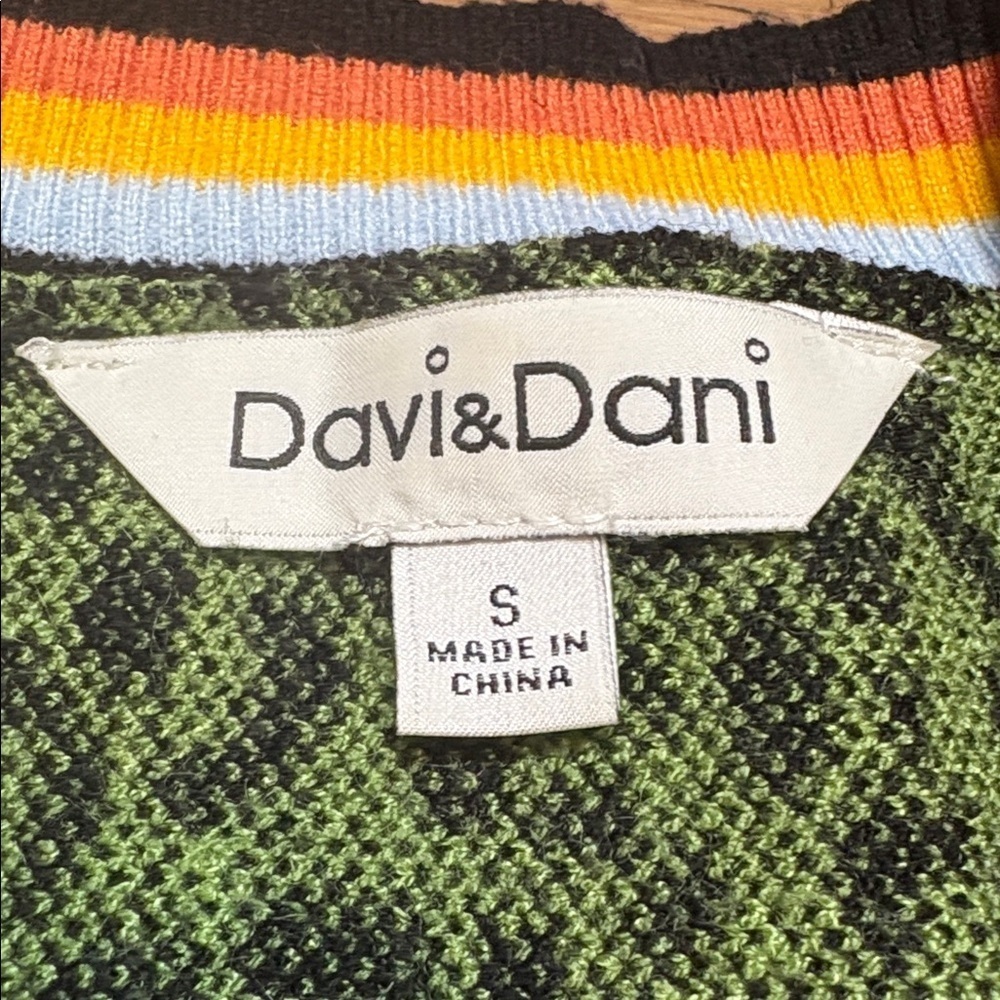 DAVI & DANI Green Leopard Pattern V-Neck Drop Shoulder Boutique Sweater Women S - Picture 2 of 12